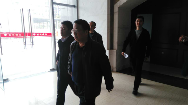 集團公司總經理萬先逵、副總經理周志宏一行親臨利民佳苑小區(qū)現場指導工作